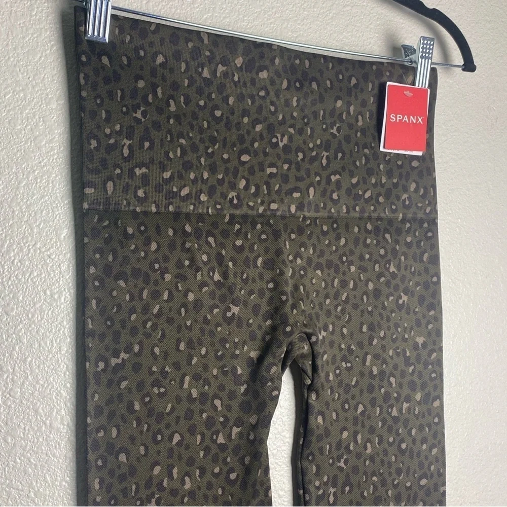SPANX Look At Me Now Seamless Leggings in Olive Leopard - New, All Sizes - Picture 5 of 10